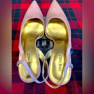 Nine West pointed toe heels. In very good condition.